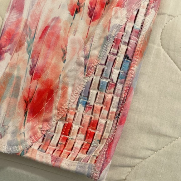 Madden Feather Workout Capris Medium - Picture 2 of 4